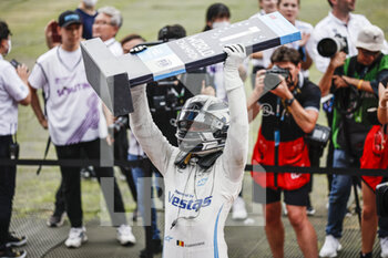 2022-08-14 - VANDOORNE Stoffel (bel), Mercedes-EQ Silver Arrow 02, portrait celebrates the world champion during the 2022 Seoul ePrix, 10th meeting of the 2021-22 ABB FIA Formula E World Championship, on the Seoul Street Circuit from August 12 to 14, in Seoul, South Korea - AUTO - 2022 FORMULA E SEOUL EPRIX - FORMULA E - MOTORS