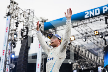 2022-08-14 - Vandoorne Stoffel (bel), Mercedes-EQ Silver Arrow 02, celebrating his 1st world title in Formula E during the 2022 Seoul ePrix, 10th meeting of the 2021-22 ABB FIA Formula E World Championship, on the Seoul Street Circuit from August 12 to 14, in Seoul, South Korea - AUTO - 2022 FORMULA E SEOUL EPRIX - FORMULA E - MOTORS