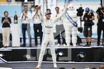 2022-08-14 - VANDOORNE Stoffel (bel), Mercedes-EQ Silver Arrow 02, portrait celebrates the world champion podium during the 2022 Seoul ePrix, 10th meeting of the 2021-22 ABB FIA Formula E World Championship, on the Seoul Street Circuit from August 12 to 14, in Seoul, South Korea - AUTO - 2022 FORMULA E SEOUL EPRIX - FORMULA E - MOTORS