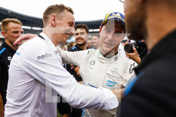 2022-08-14 - Vandoorne Stoffel (bel), Mercedes-EQ Silver Arrow 02, portrait Celebrating his 1st FIA Formula E World title during the 2022 Seoul ePrix, 10th meeting of the 2021-22 ABB FIA Formula E World Championship, on the Seoul Street Circuit from August 12 to 14, in Seoul, South Korea - AUTO - 2022 FORMULA E SEOUL EPRIX - FORMULA E - MOTORS