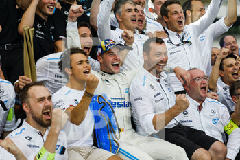 2022-08-14 - De Vries Nyck (nld), Mercedes-EQ Silver Arrow 02, Vandoorne Stoffel (bel), Mercedes-EQ Silver Arrow 02, James Ian, the Team Principal of the Mercedes-Benz EQ Formula E Team, portrait celebrating the team title of Mercedes EQ Team during the 2022 Seoul ePrix, 10th meeting of the 2021-22 ABB FIA Formula E World Championship, on the Seoul Street Circuit from August 12 to 14, in Seoul, South Korea - AUTO - 2022 FORMULA E SEOUL EPRIX - FORMULA E - MOTORS