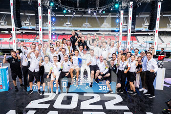 2022-08-14 - Team picture with VANDOORNE Stoffel (bel), Mercedes-EQ Silver Arrow 02, portrait DE VRIES Nyck (nld), Mercedes-EQ Silver Arrow 02, portrait podium during the 2022 Seoul ePrix, 10th meeting of the 2021-22 ABB FIA Formula E World Championship, on the Seoul Street Circuit from August 12 to 14, in Seoul, South Korea - AUTO - 2022 FORMULA E SEOUL EPRIX - FORMULA E - MOTORS