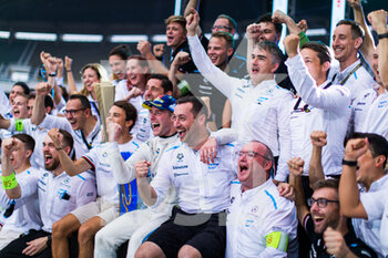 2022-08-14 - VANDOORNE Stoffel (bel), Mercedes-EQ Silver Arrow 02, celebration world champions Mercedes-EQ during the 2022 Seoul ePrix, 10th meeting of the 2021-22 ABB FIA Formula E World Championship, on the Seoul Street Circuit from August 12 to 14, in Seoul, South Korea - AUTO - 2022 FORMULA E SEOUL EPRIX - FORMULA E - MOTORS