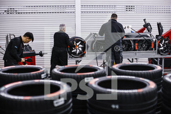 12/12/2022 - Crew, staff working on the tyres during the ABB FIA Formula E Valencia Testing 2022 on the Circuit Ricardo Tormo from December 13 to 16, 2022 in Cheste, Spain - AUTO - ABB FIA FORMULA E VALENCIA TESTING 2022 - FORMULA E - MOTORI