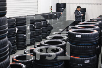 12/12/2022 - Crew, staff working on the tyres during the ABB FIA Formula E Valencia Testing 2022 on the Circuit Ricardo Tormo from December 13 to 16, 2022 in Cheste, Spain - AUTO - ABB FIA FORMULA E VALENCIA TESTING 2022 - FORMULA E - MOTORI