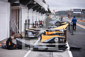 12/12/2022 - Pit lane ambiance during the ABB FIA Formula E Valencia Testing 2022 on the Circuit Ricardo Tormo from December 13 to 16, 2022 in Cheste, Spain - AUTO - ABB FIA FORMULA E VALENCIA TESTING 2022 - FORMULA E - MOTORI