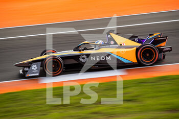 2022-12-13 - 05 HUGHES Jake (gbr), Neom McLaren Formula E Team, Spark-Nissan, Nissan e-4ORCE 04, action during the ABB FIA Formula E Valencia Testing 2022 on the Circuit Ricardo Tormo from December 13 to 16, 2022 in Cheste, Spain - AUTO - ABB FIA FORMULA E VALENCIA TESTING 2022 - FORMULA E - MOTORS