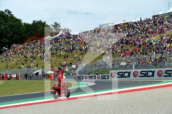2022-05-29 - francesco Bagnaia Team Ducati winner in Moto Gp and supporters - GRAN PREMIO D’ITALIA OAKLEY RACE - MOTOGP - MOTORS