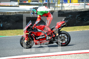 2022-05-29 - francesco Bagnaia Team Ducati winner in Moto Gp whit italy flag - GRAN PREMIO D’ITALIA OAKLEY RACE - MOTOGP - MOTORS