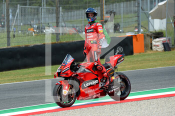 2022-05-29 - Francesco Bagnaia Team Ducati winner in Moto Gp with Italy flag - GRAN PREMIO D’ITALIA OAKLEY RACE - MOTOGP - MOTORS