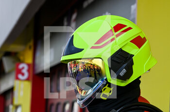 2022-05-27 - Pitline security firefighter - GRAN PREMIO D’ITALIA OAKLEY MOTOGP FREE PRACTICE - MOTOGP - MOTORS