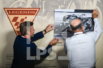 2022-05-27 - Max Biagi and Carlos Ezpeleta - Dorna I hang the photo on the wall of legends - MAX BIAGI RECEIVES THE HONOR OF MOTOGP LEGEND - MOTOGP - MOTORS