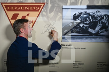 2022-05-27 - Max Biagi signed the wall of wall of legends - MAX BIAGI RECEIVES THE HONOR OF MOTOGP LEGEND - MOTOGP - MOTORS