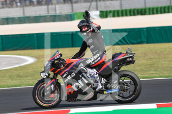 2022-09-04 - Espargaro Aleix Spa Aprilia Racing Aprilia greets the fans at the end of MotoGP Race - GRAN PREMIO DI SAN MARINO E DELLA RIVIERA DI RIMINI RACE MOTO GP - MOTOGP - MOTORS