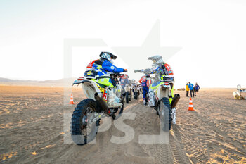 2022-01-01 - Moto atmosphere during the Stage 1A of the Dakar Rally 2022 between Jeddah and Hail, on January 1st 2022 in Hail, Saudi Arabia - STAGE 1A OF THE DAKAR RALLY 2022 BETWEEN JEDDAH AND HAIL - RALLY - MOTORS