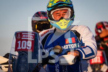 2022-01-01 - 109 Namchin Lkhamaa (mng), Team Lkhamaa, KTM Rally Replica, Moto, Original by Motul, portrait during the Stage 1A of the Dakar Rally 2022 between Jeddah and Hail, on January 1st 2022 in Hail, Saudi Arabia - STAGE 1A OF THE DAKAR RALLY 2022 BETWEEN JEDDAH AND HAIL - RALLY - MOTORS