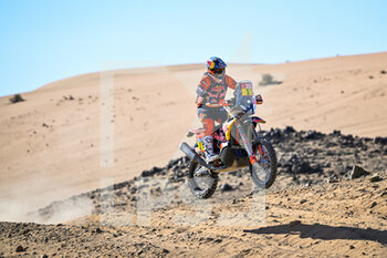 2022-01-01 - 01 Benavides Kevin (arg), Red Bull KTM Factory Racing, KTM 450 Rally Factory Replica, Moto, W2RC, action during the Stage 1A of the Dakar Rally 2022 between Jeddah and Hail, on January 1st 2022 in Hail, Saudi Arabia - STAGE 1A OF THE DAKAR RALLY 2022 BETWEEN JEDDAH AND HAIL - RALLY - MOTORS