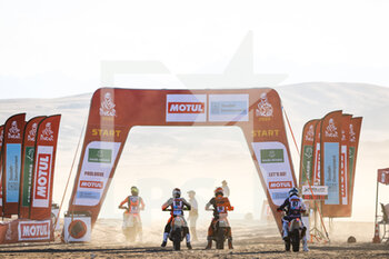 2022-01-01 - DSS motoatmosphere during the Stage 1A of the Dakar Rally 2022 between Jeddah and Hail, on January 1st 2022 in Hail, Saudi Arabia - STAGE 1A OF THE DAKAR RALLY 2022 BETWEEN JEDDAH AND HAIL - RALLY - MOTORS