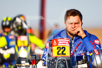 2022-01-01 - 22 Giemza Maciej (pol), Orlen Team, KTM FR 450, Moto, portrait during the Stage 1A of the Dakar Rally 2022 between Jeddah and Hail, on January 1st 2022 in Hail, Saudi Arabia - STAGE 1A OF THE DAKAR RALLY 2022 BETWEEN JEDDAH AND HAIL - RALLY - MOTORS