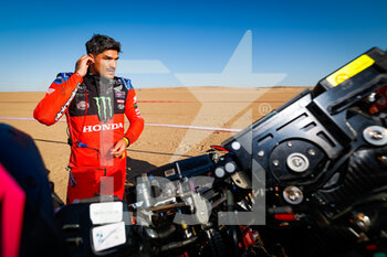 2022-01-01 - Quintanilla Pablo (chl), Monster Energy Honda Team 2022, Honda CRF 450 Rally, Moto,Motul, portrait during the Stage 1A of the Dakar Rally 2022 between Jeddah and Hail, on January 1st 2022 in Hail, Saudi Arabia - STAGE 1A OF THE DAKAR RALLY 2022 BETWEEN JEDDAH AND HAIL - RALLY - MOTORS