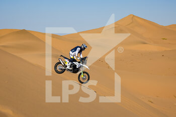 2022-01-01 - 05 Howes Skyler (usa), Rockstar Energy Husqvarna Factory Racing, Husqvarna 450 Rally Factory Replica, Moto, W2RC, action during the Stage 1A of the Dakar Rally 2022 between Jeddah and Hail, on January 1st 2022 in Hail, Saudi Arabia - STAGE 1A OF THE DAKAR RALLY 2022 BETWEEN JEDDAH AND HAIL - RALLY - MOTORS
