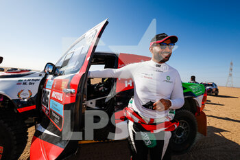 2022-01-01 - Al Rajhi Yazeed (sau), Overdrive Toyota, Toyota Hilux Overdrive, Auto FIA T1/T2, W2RC, portrait during the Stage 1A of the Dakar Rally 2022 between Jeddah and Hail, on January 1st 2022 in Hail, Saudi Arabia - STAGE 1A OF THE DAKAR RALLY 2022 BETWEEN JEDDAH AND HAIL - RALLY - MOTORS