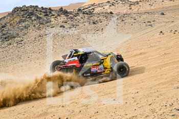 2022-01-01 - 402 Domzala Aron (pol), Marton Maciej (pol), Can-Am Factory South Racing, Can-Am XRS, T4 FIA SSV, Motul, action during the Stage 1A of the Dakar Rally 2022 between Jeddah and Hail, on January 1st 2022 in Hail, Saudi Arabia - STAGE 1A OF THE DAKAR RALLY 2022 BETWEEN JEDDAH AND HAIL - RALLY - MOTORS