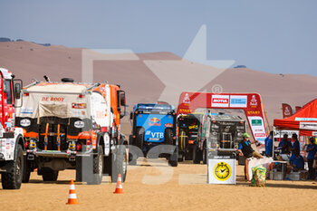 2022-01-01 - Trucks atmosphere DSS during the Stage 1A of the Dakar Rally 2022 between Jeddah and Hail, on January 1st 2022 in Hail, Saudi Arabia - STAGE 1A OF THE DAKAR RALLY 2022 BETWEEN JEDDAH AND HAIL - RALLY - MOTORS