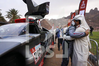 2022-01-01 - Sainz Carlos (spa), Team Audi Sport, Audi RS Q e-tron, Auto FIA T1/T2, Ben Sulaymen Mohammed (are), President of the FIA, portrait during the Podium Start of the Dakar Rally 2022, on January 1st 2022 in Hail, Saudi Arabia - PODIUM START OF THE DAKAR RALLY 2022 - RALLY - MOTORS
