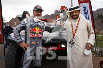 2022-01-01 - Sainz Carlos (spa), Team Audi Sport, Audi RS Q e-tron, Auto FIA T1/T2, Ben Sulaymen Mohammed (are), President of the FIA, portrait during the Podium Start of the Dakar Rally 2022, on January 1st 2022 in Hail, Saudi Arabia - PODIUM START OF THE DAKAR RALLY 2022 - RALLY - MOTORS