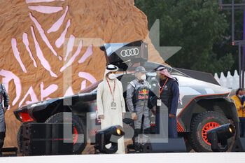 2022-01-01 - 202 Sainz Carlos (spa), Cruz Lucas (spa), Team Audi Sport, Audi RS Q e-tron, Auto FIA T1/T2, action, Ben Sulayem Mohammed (are), President of the FIA during the Podium Start of the Dakar Rally 2022, on January 1st 2022 in Hail, Saudi Arabia - PODIUM START OF THE DAKAR RALLY 2022 - RALLY - MOTORS