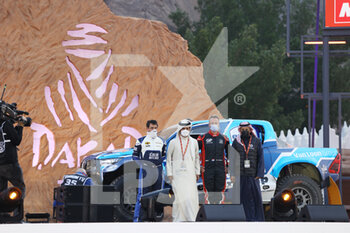 2022-01-01 - 217 Ten Brinke Bernhard (nld), Delaunay Sébastien (fra), Overdrive Toyota, Toyota Hilux Overdrive, Auto FIA T1/T2, action, Ben Sulayem Mohammed (are), President of the FIA during the Podium Start of the Dakar Rally 2022, on January 1st 2022 in Hail, Saudi Arabia - PODIUM START OF THE DAKAR RALLY 2022 - RALLY - MOTORS