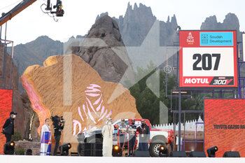 2022-01-01 - 207 De Villiers Giniel (zaf), Murphy Dennis (zaf), Toyota Gazoo Racing, Toyota GR DKR Hilux T1+, Auto FIA T1/T2, action, Ben Sulayem Mohammed (are), President of the FIA during the Podium Start of the Dakar Rally 2022, on January 1st 2022 in Hail, Saudi Arabia - PODIUM START OF THE DAKAR RALLY 2022 - RALLY - MOTORS