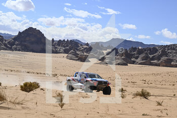 2022-01-02 - 229 Chabot Ronan (fra), Pillot Gilles (fra), Overdrive Toyota, Toyota Hilux Overdrive, Auto FIA T1/T2, action during the Stage 1B of the Dakar Rally 2022 around Hail, on January 2nd, 2022 in Hail, Saudi Arabia - STAGE 1B OF THE DAKAR RALLY 2022 - RALLY - MOTORS