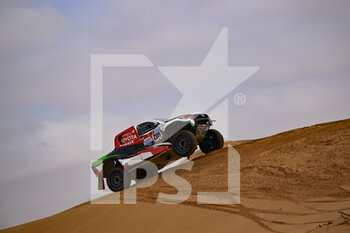 2022-01-03 - 205 Al Rajhi Yazeed (sau), Orr Michael (gbr), Overdrive Toyota, Toyota Hilux Overdrive, Auto FIA T1/T2, W2RC, action during the Stage 2 of the Dakar Rally 2022 between Hail and Al Artawiya, on January 3rd 2022 in Al Artawiya, Saudi Arabia - STAGE 2 OF THE DAKAR RALLY 2022 BETWEEN HAIL AND AL ARTAWIYA - RALLY - MOTORS