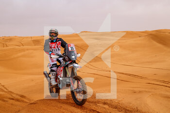 2022-01-03 - 35 Guillen Rivera Juan Pablo (mex), Nomadas Adventure, KTM 450 Rally, Moto, action during the Stage 2 of the Dakar Rally 2022 between Hail and Al Artawiya, on January 3rd 2022 in Al Artawiya, Saudi Arabia - STAGE 2 OF THE DAKAR RALLY 2022 BETWEEN HAIL AND AL ARTAWIYA - RALLY - MOTORS