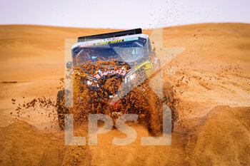 2022-01-03 - 401 Jones Austin (usa), Gugelmin Gustavo (bra), Can-Am Factory South Racing, Can-Am XRS, T4 FIA SSV, Motul, action during the Stage 2 of the Dakar Rally 2022 between Hail and Al Artawiya, on January 3rd 2022 in Al Artawiya, Saudi Arabia - STAGE 2 OF THE DAKAR RALLY 2022 BETWEEN HAIL AND AL ARTAWIYA - RALLY - MOTORS