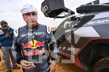 2022-01-03 - Sainz Carlos (spa), Team Audi Sport, Audi RS Q e-tron, Auto FIA T1/T2, action during the Stage 2 of the Dakar Rally 2022 between Hail and Al Artawiya, on January 3rd 2022 in Al Artawiya, Saudi Arabia - STAGE 2 OF THE DAKAR RALLY 2022 BETWEEN HAIL AND AL ARTAWIYA - RALLY - MOTORS
