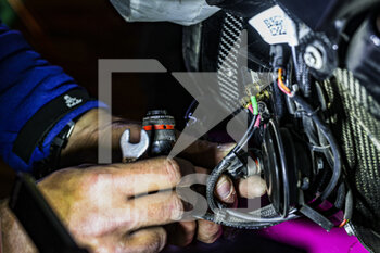 2022-01-03 - Mechanic during the Stage 2 of the Dakar Rally 2022 between Hail and Al Artawiya, on January 3rd 2022 in Al Qaisumah, Saudi Arabia - STAGE 2 OF THE DAKAR RALLY 2022 BETWEEN HAIL AND AL ARTAWIYA - RALLY - MOTORS