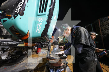 2022-01-03 - Petronas Team de Rooy Iveco, Iveco Powerstar, T5 FIA Camion, mechanic during the Stage 2 of the Dakar Rally 2022 between Hail and Al Artawiya, on January 3rd 2022 in Al Qaisumah, Saudi Arabia - STAGE 2 OF THE DAKAR RALLY 2022 BETWEEN HAIL AND AL ARTAWIYA - RALLY - MOTORS
