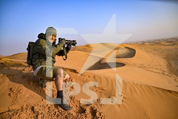 2022-01-04 - Gigi Soldano, photographer portrait during the Stage 3 of the Dakar Rally 2022 between Al Artawiya and Al Qaysumah, on January 4th 2022 in Al Qaysumah, Saudi Arabia - STAGE 3 OF THE DAKAR RALLY 2022 BETWEEN AL QAYSUMAH AND AL QAYSUMAH - RALLY - MOTORS