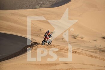 2022-01-04 - 18 Price Toby (aus), Red Bull KTM Factory Racing, KTM 450 Rally Factory Replica, Moto, W2RC, action during the Stage 3 of the Dakar Rally 2022 between Al Artawiya and Al Qaysumah, on January 4th 2022 in Al Qaysumah, Saudi Arabia - STAGE 3 OF THE DAKAR RALLY 2022 BETWEEN AL QAYSUMAH AND AL QAYSUMAH - RALLY - MOTORS