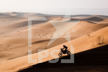 2022-01-04 - 01 Benavides Kevin (arg), Red Bull KTM Factory Racing, KTM 450 Rally Factory Replica, Moto, W2RC, action during the Stage 3 of the Dakar Rally 2022 between Al Qaysumah and Al Qaysumah, on January 4th 2022 in Al Qaysumah, Saudi Arabia - STAGE 3 OF THE DAKAR RALLY 2022 BETWEEN AL QAYSUMAH AND AL QAYSUMAH - RALLY - MOTORS