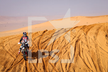2022-01-04 - 62 Houlihan Andrew Joseph (aus), Nomadas Adventure, KTM 450 Rally Replica, Moto, W2RC, action during the Stage 3 of the Dakar Rally 2022 between Al Qaysumah and Al Qaysumah, on January 4th 2022 in Al Qaysumah, Saudi Arabia - STAGE 3 OF THE DAKAR RALLY 2022 BETWEEN AL QAYSUMAH AND AL QAYSUMAH - RALLY - MOTORS