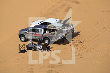 2022-01-04 - Spectators in the desert during the Stage 3 of the Dakar Rally 2022 between Al Artawiya and Al Qaysumah, on January 4th 2022 in Al Qaysumah, Saudi Arabia - STAGE 3 OF THE DAKAR RALLY 2022 BETWEEN AL QAYSUMAH AND AL QAYSUMAH - RALLY - MOTORS