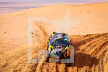 2022-01-04 - 401 Jones Austin (usa), Gugelmin Gustavo (bra), Can-Am Factory South Racing, Can-Am XRS, T4 FIA SSV, W2RC, Motul, action during the Stage 3 of the Dakar Rally 2022 between Al Qaysumah and Al Qaysumah, on January 4th 2022 in Al Qaysumah, Saudi Arabia - STAGE 3 OF THE DAKAR RALLY 2022 BETWEEN AL QAYSUMAH AND AL QAYSUMAH - RALLY - MOTORS