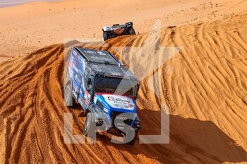 2022-01-04 - 519 Llovera Albert (and), Salvador Coderch Jorge (spa), Torres Marc (spa), Fesh Fesh Team, Iveco, T5 FIA Camion, W2RC, action during the Stage 3 of the Dakar Rally 2022 between Al Qaysumah and Al Qaysumah, on January 4th 2022 in Al Qaysumah, Saudi Arabia - STAGE 3 OF THE DAKAR RALLY 2022 BETWEEN AL QAYSUMAH AND AL QAYSUMAH - RALLY - MOTORS