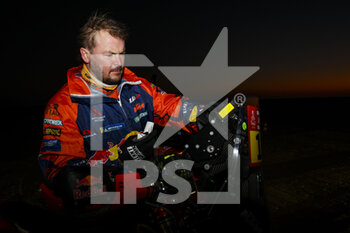 2022-01-05 - Price Toby (aus), Red Bull KTM Factory Racing, KTM 450 Rally Factory Replica, Moto, W2RC, portrait at the start, DSS during the Stage 4 of the Dakar Rally 2022 between Al Qaysumah and Riyadh, on January 5th 2022 in Riyadh, Saudi Arabia - STAGE 4 OF THE DAKAR RALLY 2022 BETWEEN AL QAYSUMAH AND RIYADH - RALLY - MOTORS