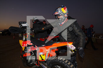 2022-01-05 - Benavides Kevin (arg), Red Bull KTM Factory Racing, KTM 450 Rally Factory Replica, Moto, W2RC, portrait at the start, DSS during the Stage 4 of the Dakar Rally 2022 between Al Qaysumah and Riyadh, on January 5th 2022 in Riyadh, Saudi Arabia - STAGE 4 OF THE DAKAR RALLY 2022 BETWEEN AL QAYSUMAH AND RIYADH - RALLY - MOTORS