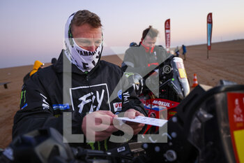 2022-01-05 - Short Andrew (usa), Monster Energy Yamaha Rally Team, Yamaha WR450F Rally Moto, portrait at the start, DSS during the Stage 4 of the Dakar Rally 2022 between Al Qaysumah and Riyadh, on January 5th 2022 in Riyadh, Saudi Arabia - STAGE 4 OF THE DAKAR RALLY 2022 BETWEEN AL QAYSUMAH AND RIYADH - RALLY - MOTORS